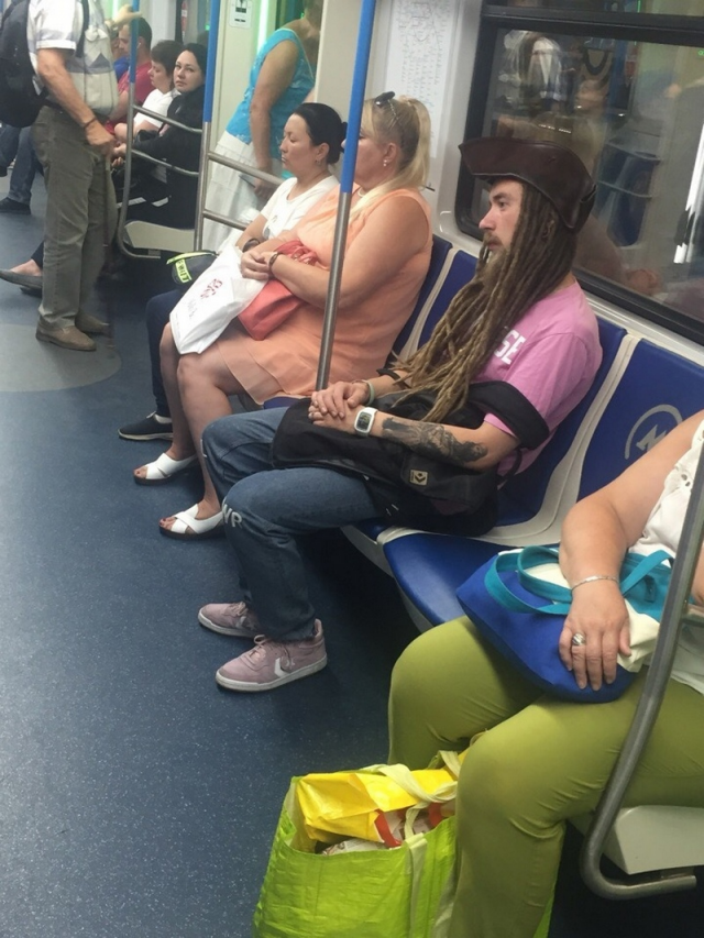 Strange People In The Subway (14 pics)