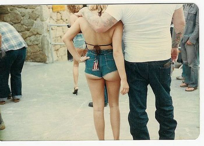 Girls In Shorts (17 pics)