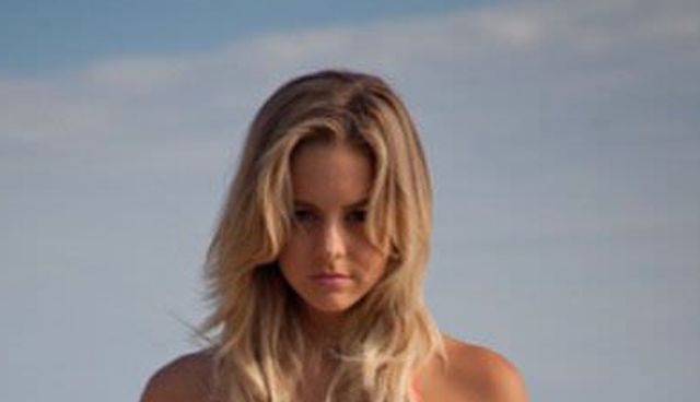 Girls And Surfing (21 pics)