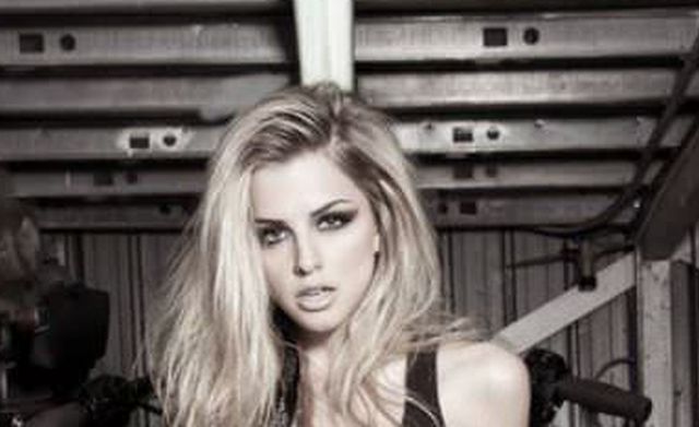 Girls And Motorcycles (20 pics)