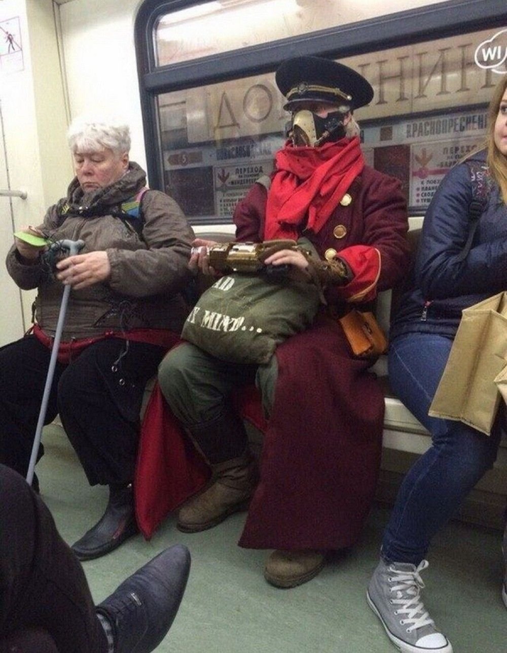 Strange People In The Subway (23 pics)