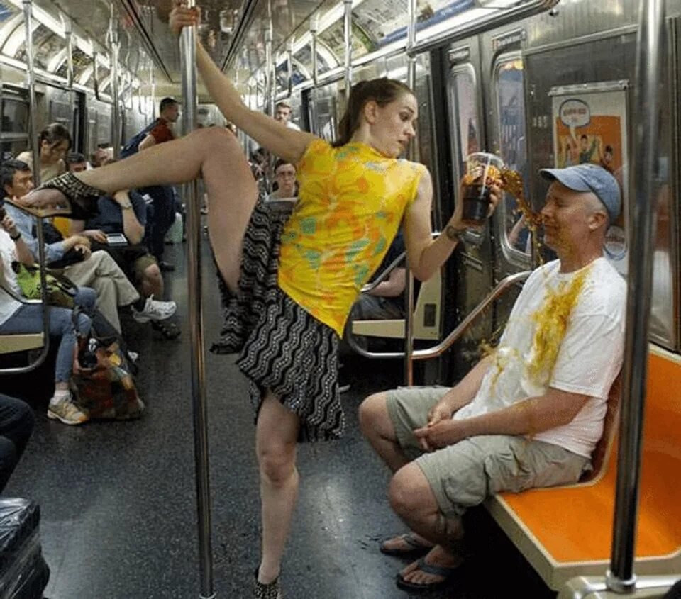 Strange People In The Subway (23 pics)