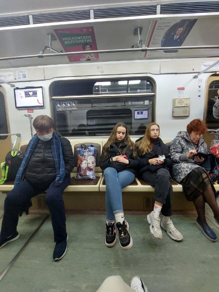 Weird People In The Subway (17 pics)