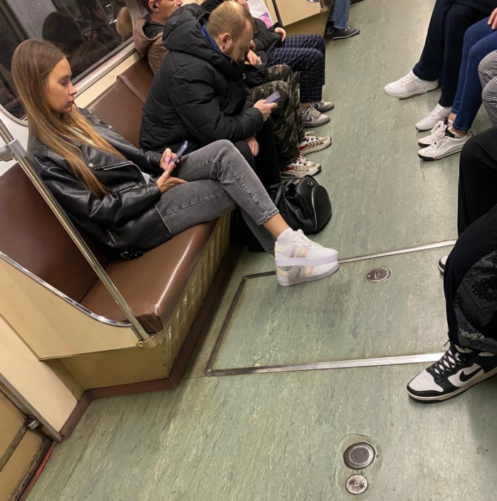 Weird People In The Subway (17 pics)