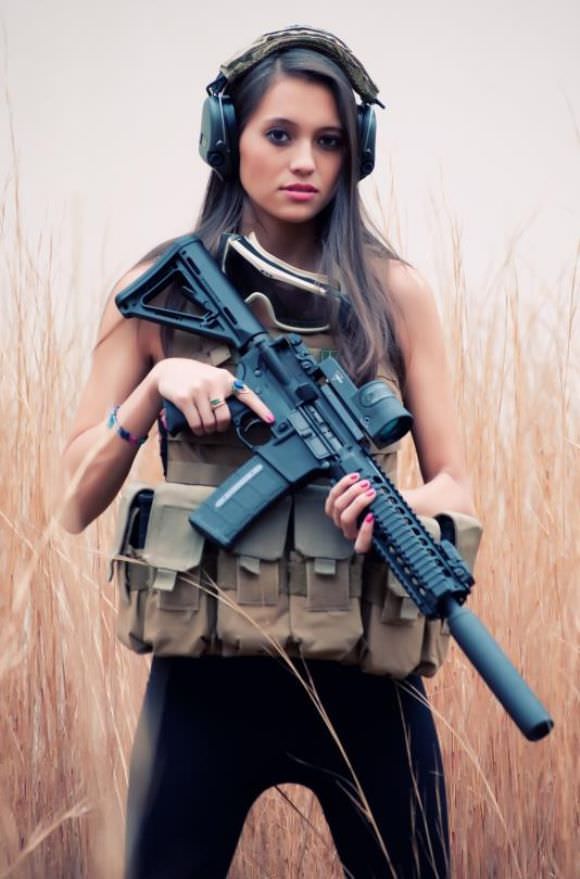 Girls And Guns (20 pics)