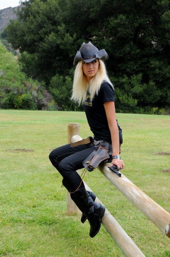 Girls And Guns (20 pics)