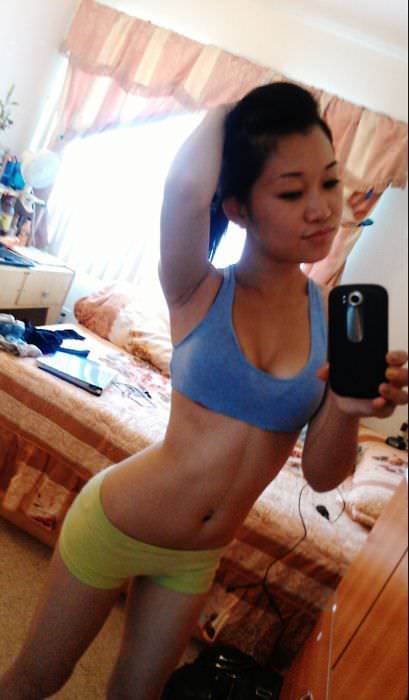 Selfie Girls (20 pics)