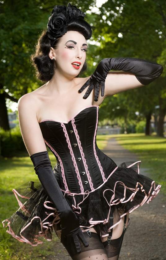 Girls In Corsets (18 pics)