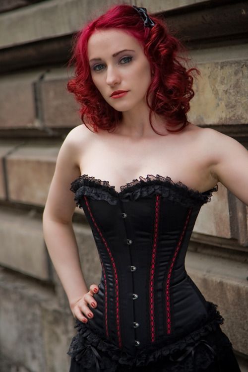 Girls In Corsets (18 pics)