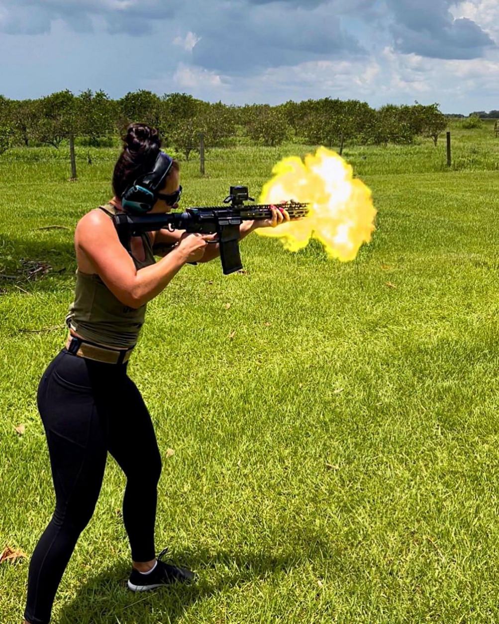 Girls With Guns (20 pics)