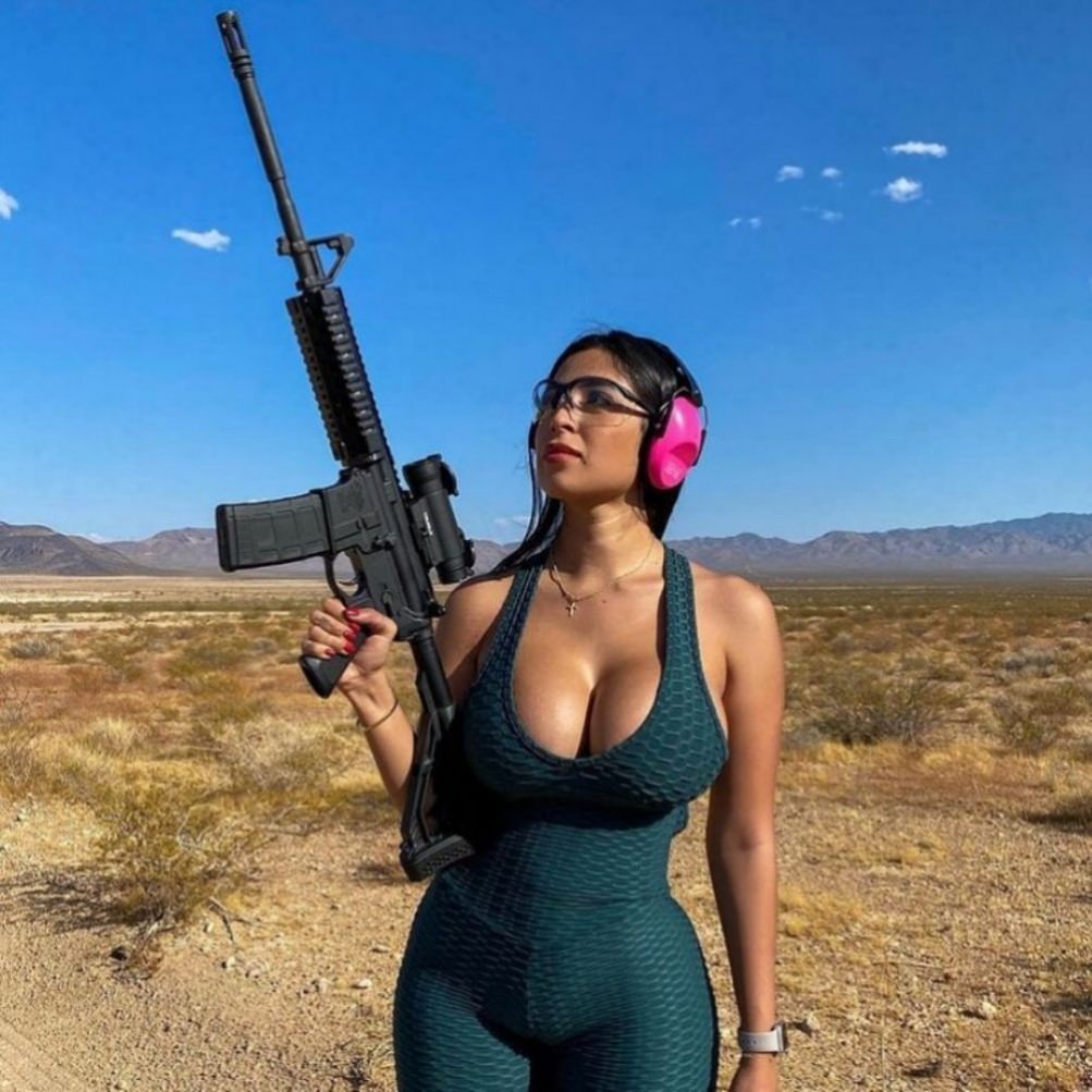 Girls With Guns (20 pics)