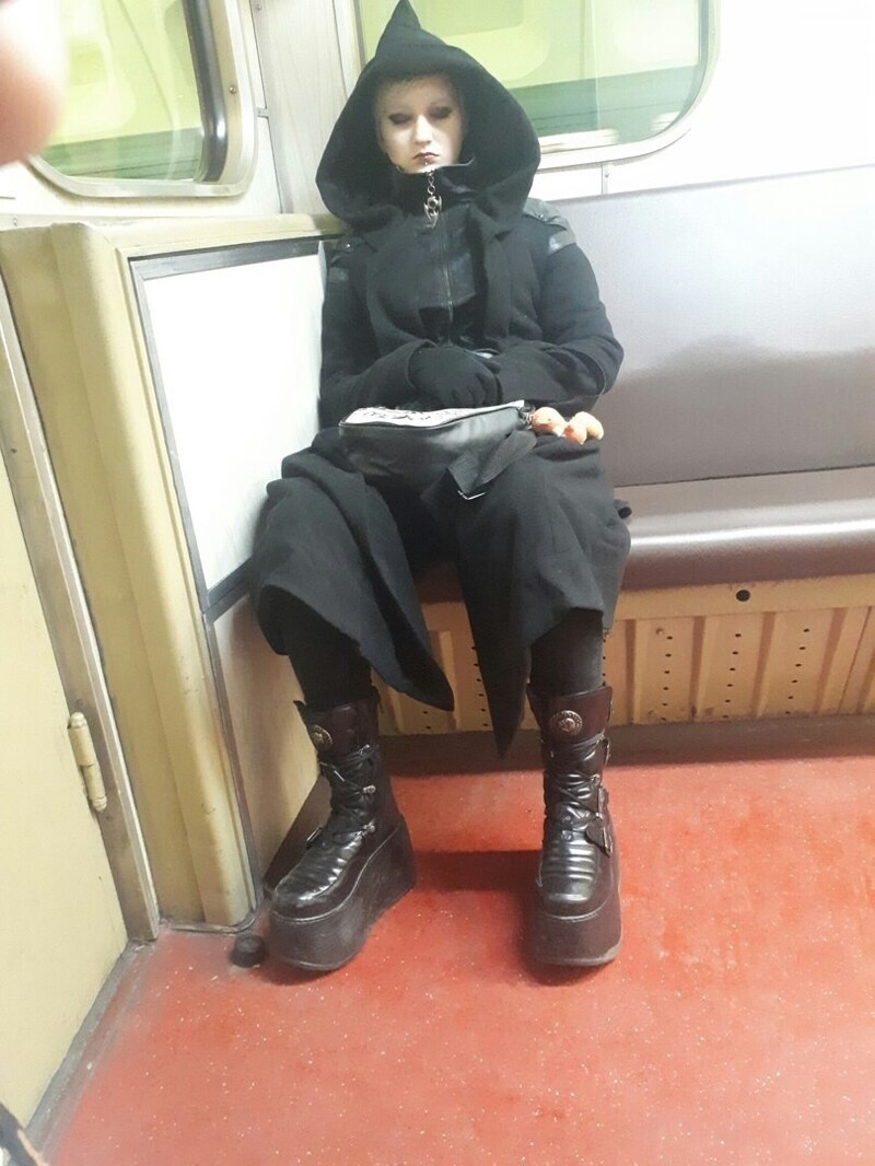 Weird People In The Subway (19 pics)