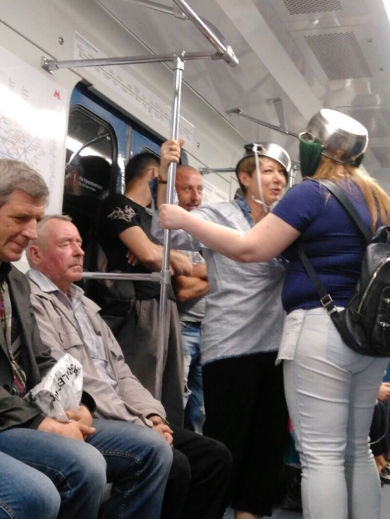 Weird People In The Subway (19 pics)