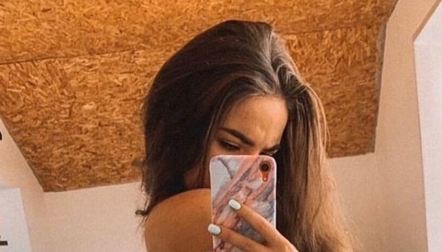 Selfie Girls (25 pics)