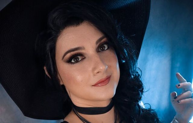 Girls In Hats (29 pics)