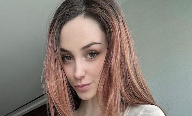 Braless Girls (32 pics)