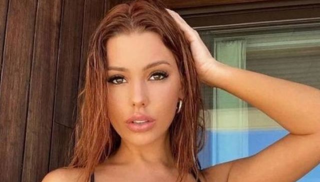 Busty Girls (46 pics)