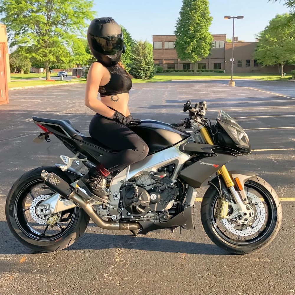 Girls And Motorcycles (22 pics)