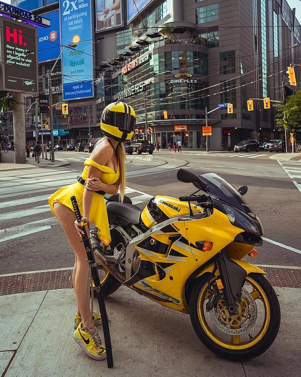 Girls And Motorcycles (22 pics)