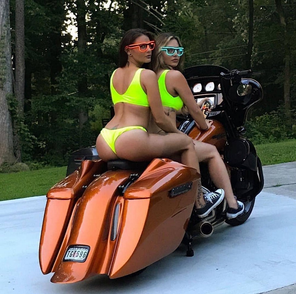 Girls And Motorcycles (22 pics)