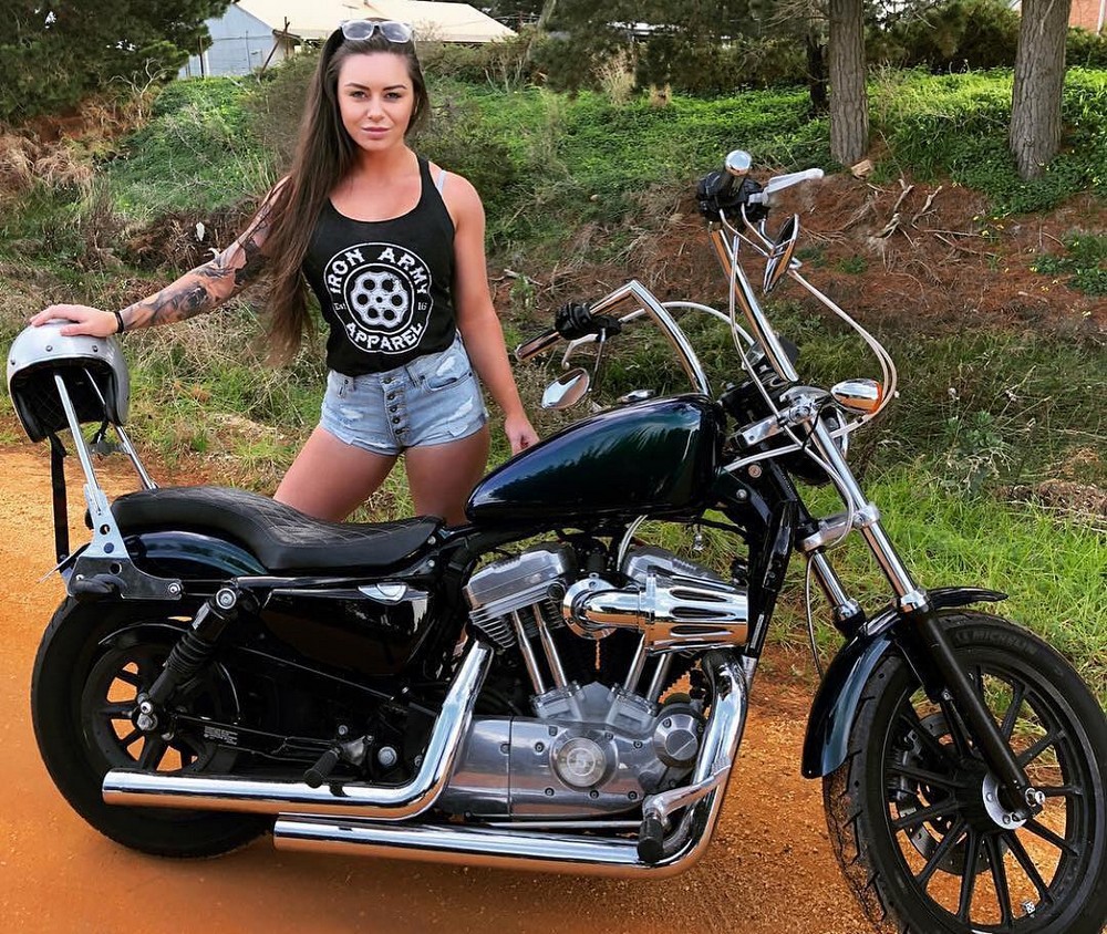 Girls And Motorcycles (22 pics)