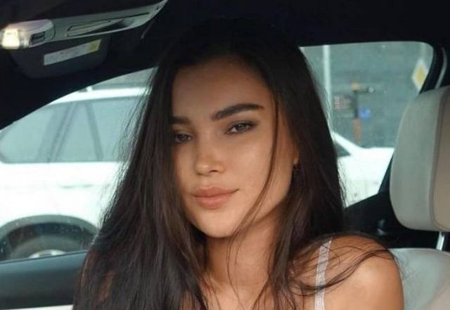 Busty Girls (49 pics)