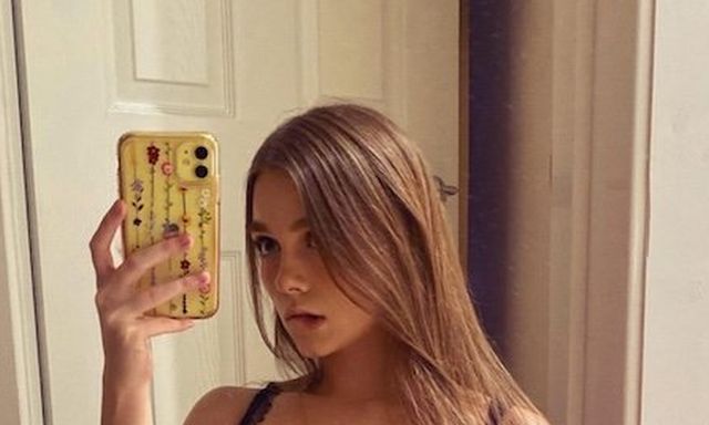 Selfie Girls (33 pics)