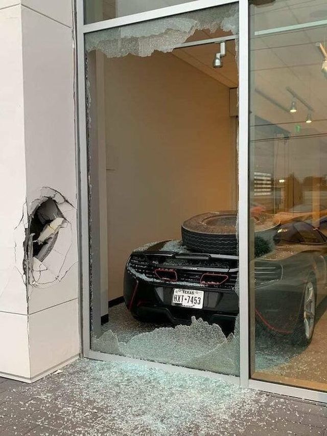 Odd Car Crashes (24 pics)