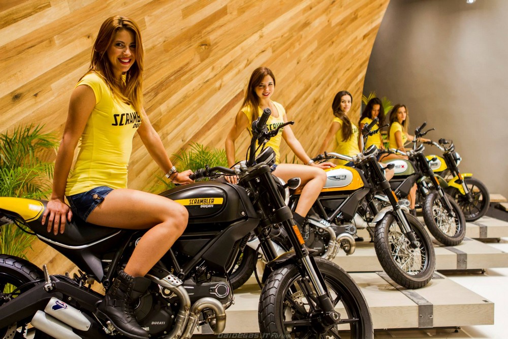 Girls And Motorcycles (20 pics)