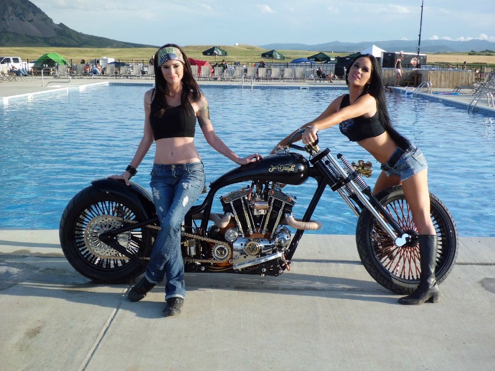 Girls And Motorcycles (20 pics)