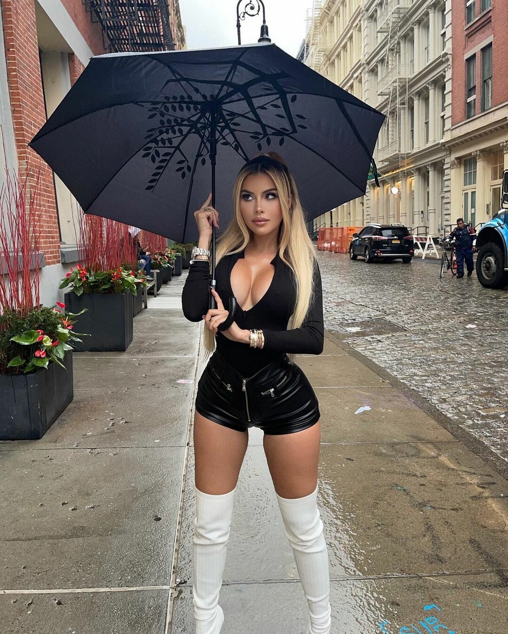 Girls In Latex (23 pics)