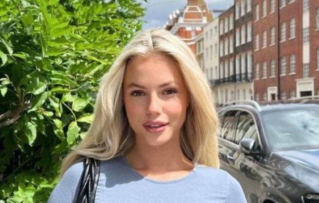 Braless Girls (46 pics)