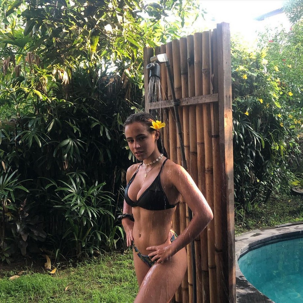 Wet Girls (23 pics)