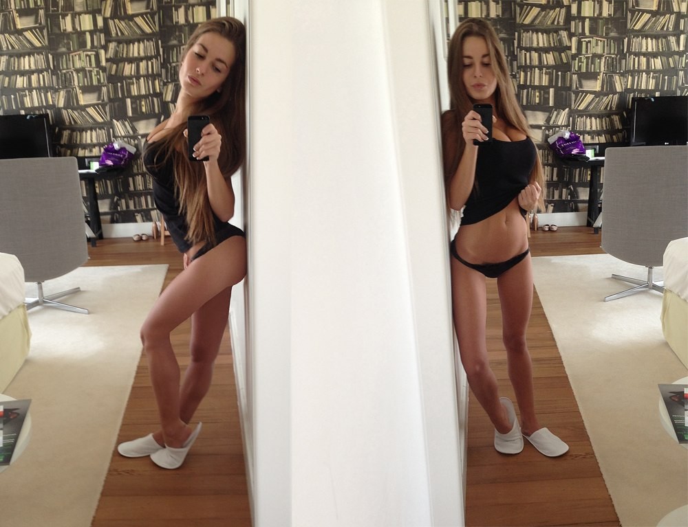 Selfie Girls (20 pics)