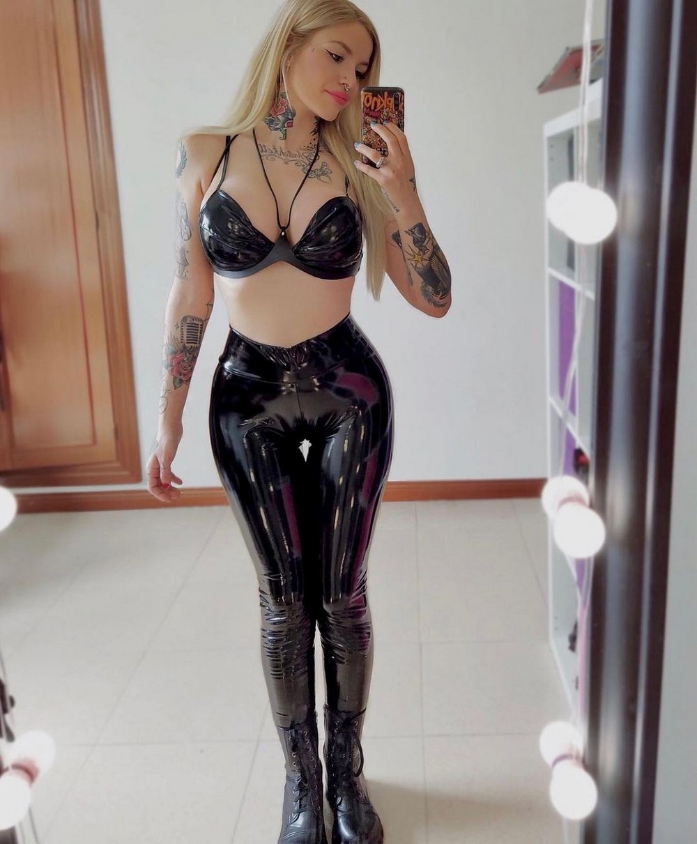 Girls In Latex (20 pics)