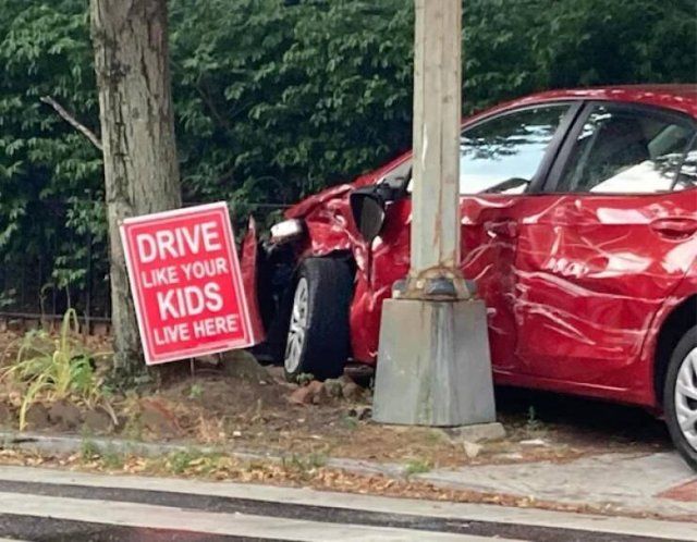 Odd Car Crashes (23 pics)