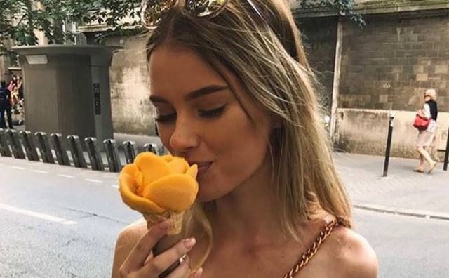 Braless Girls (19 pics)