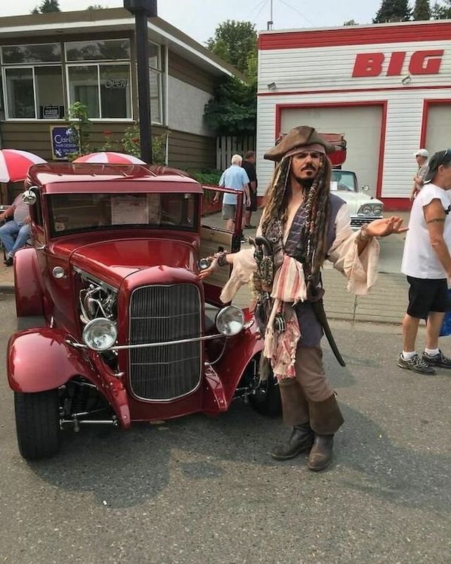What Happens At Car Shows? (35 pics)