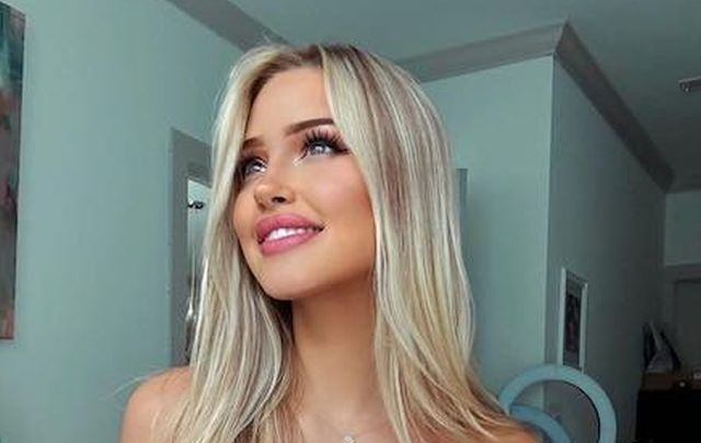 Busty Girls (27 pics)