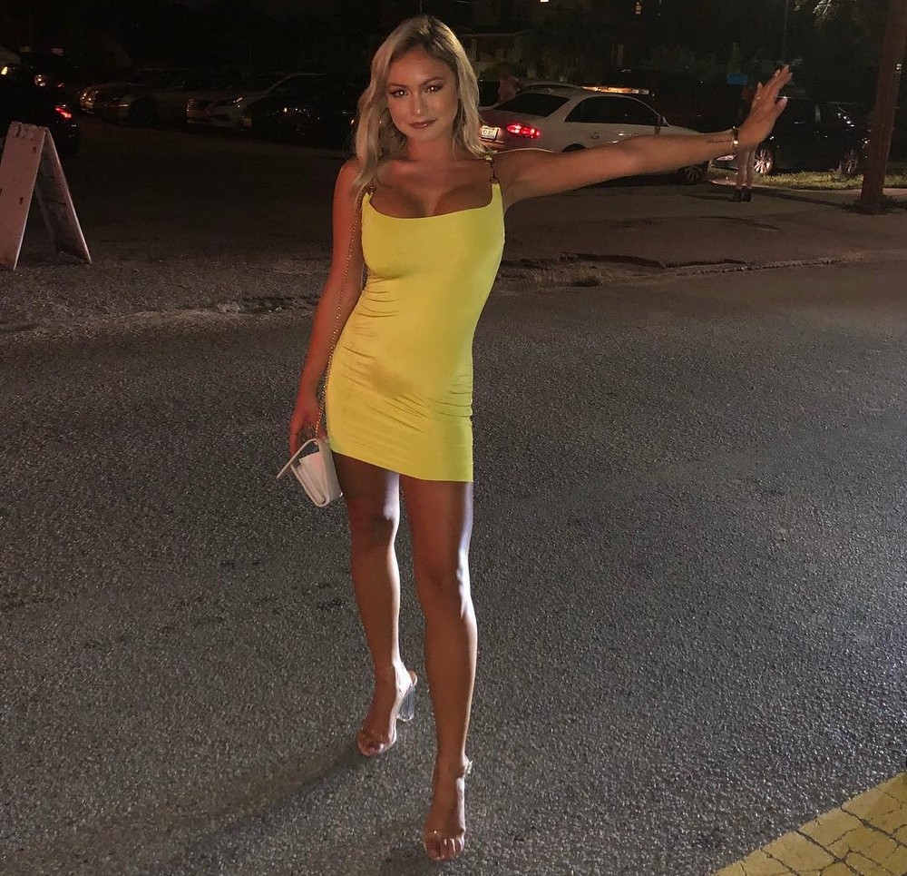 Girls In Tight Dresses (20 pics)