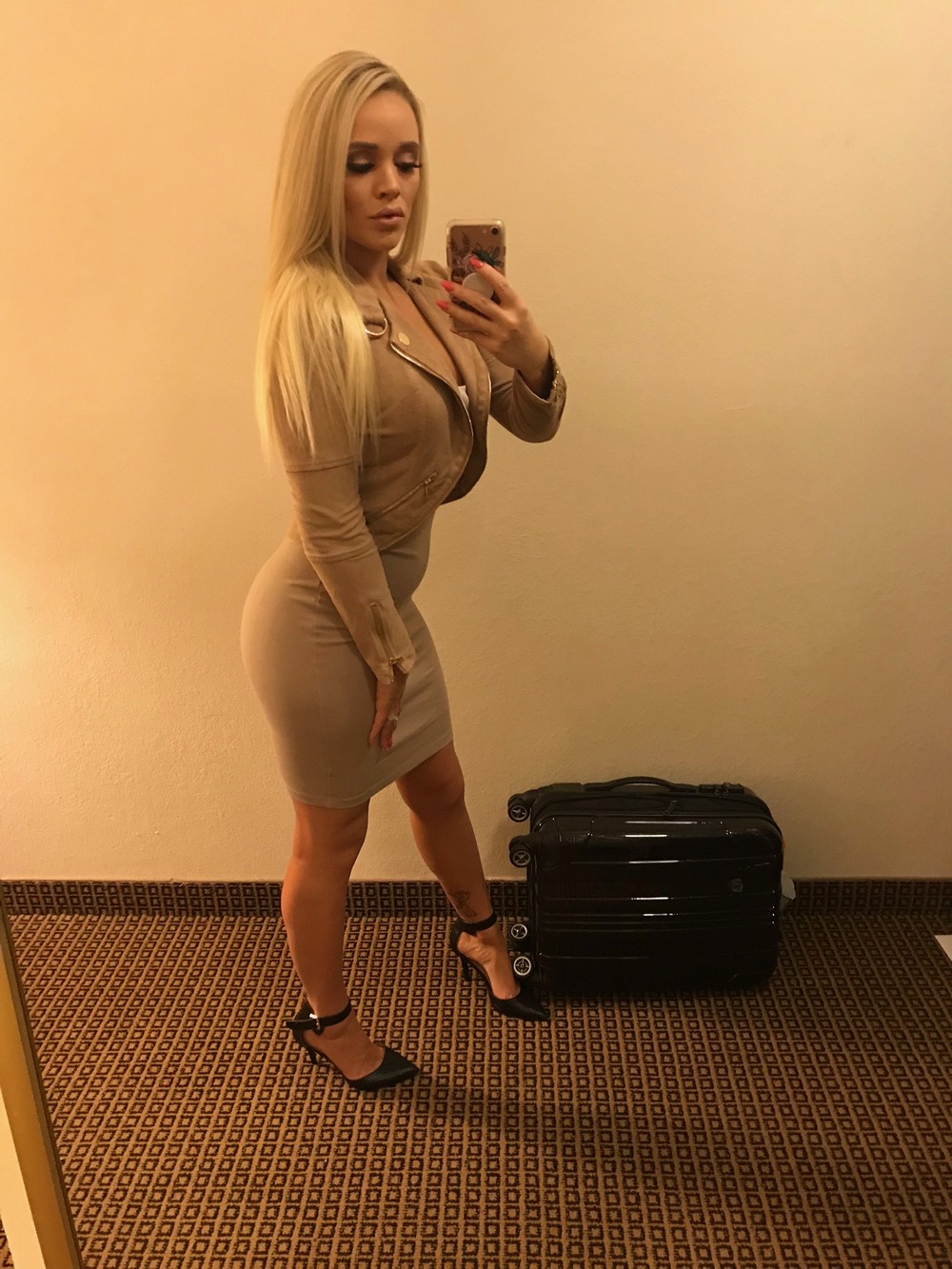 Girls In Tight Dresses (20 pics)