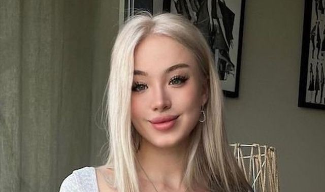 Braless Girls (34 pics)