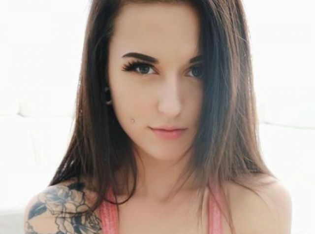 Busty Girls (20 pics)