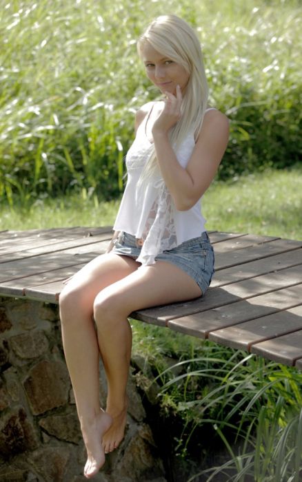 Girls In Skirts (20 pics)