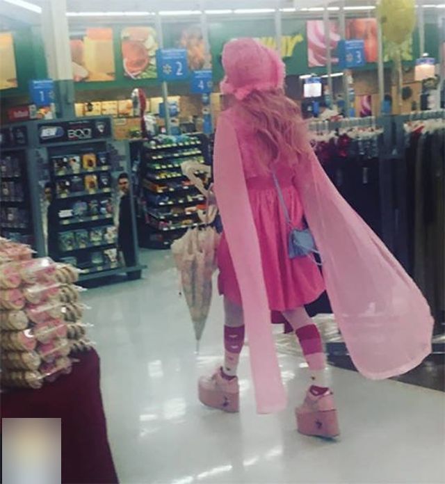 Strange People In Shops (56 pics)