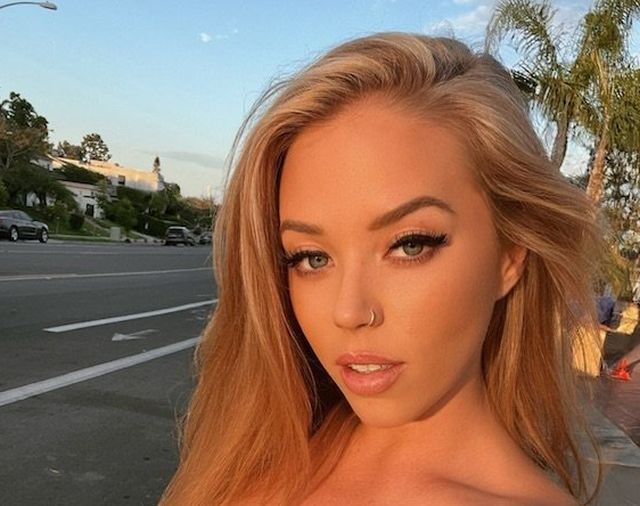 Busty Girls (29 pics)
