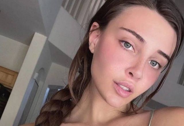 Busty Girls (45 pics)