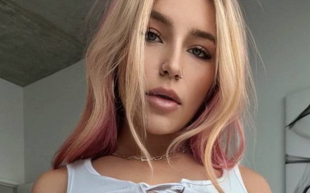 Braless Girls (50 pics)