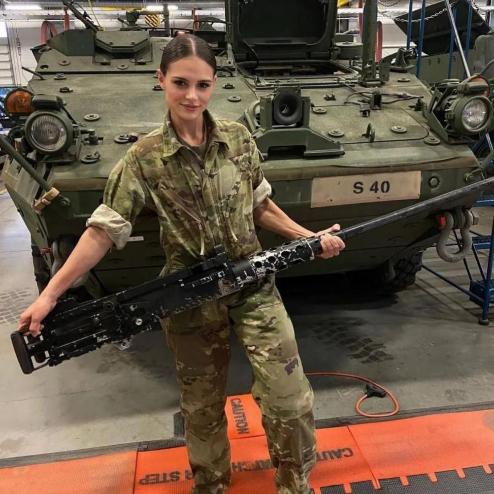 Girls With Guns (25 pics)