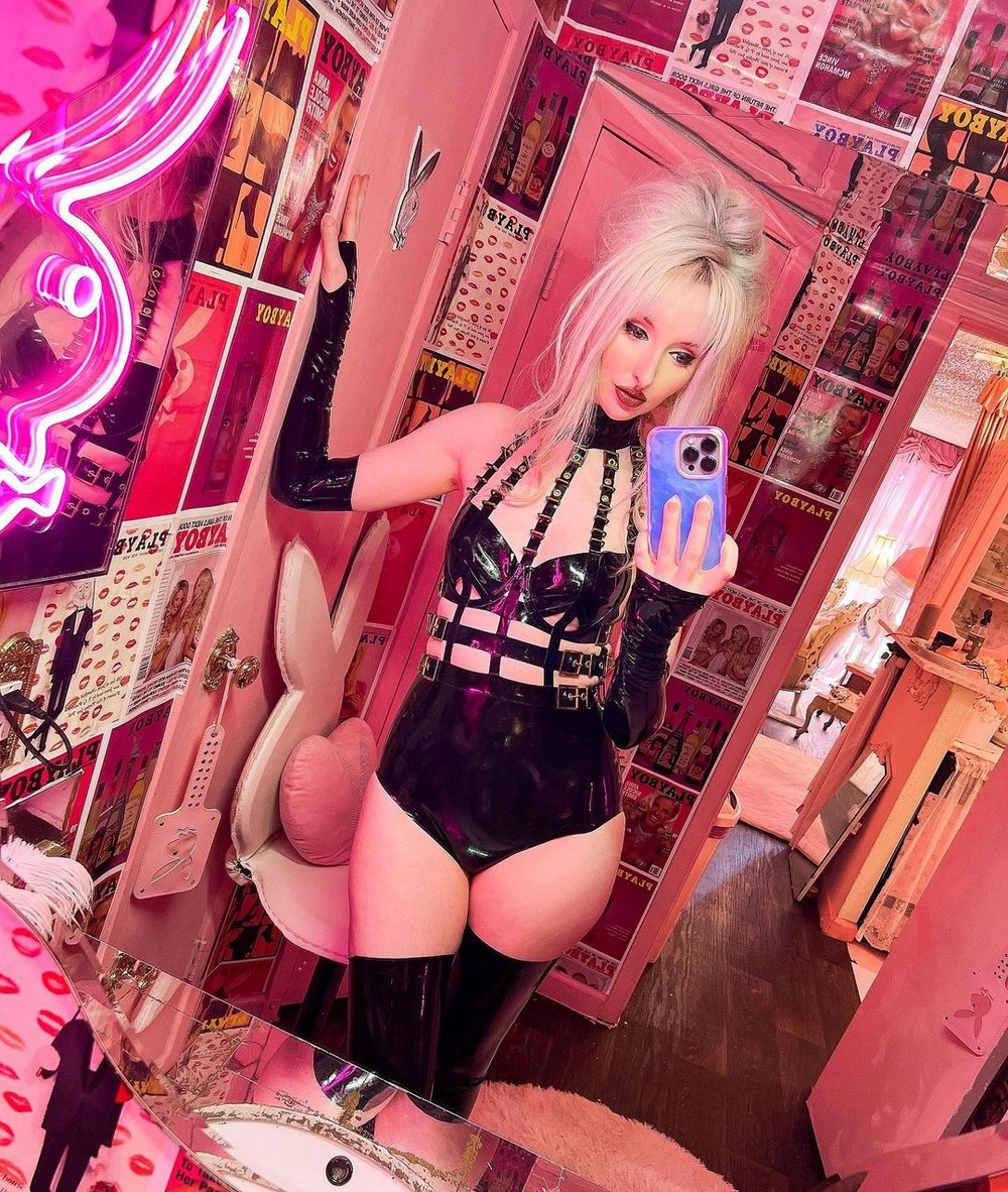 Girls In Latex (20 pics)